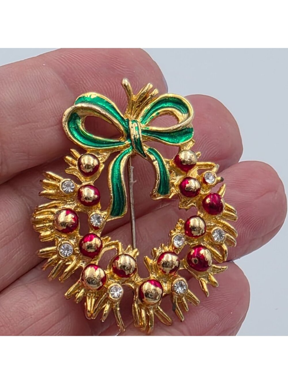 VTG Gold-Tone Christmas Wreath Brooch Green Enamel Bow Red Berries & Rhinestones